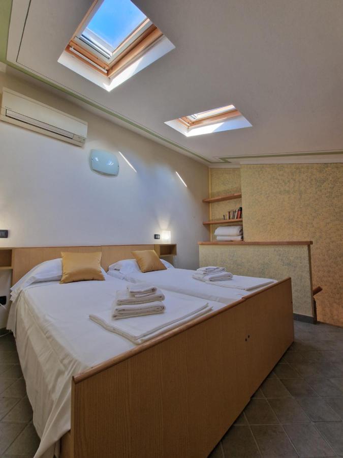 Casa Vittoria Sirmione Punta Gro Con Piscina Apartment Exterior photo